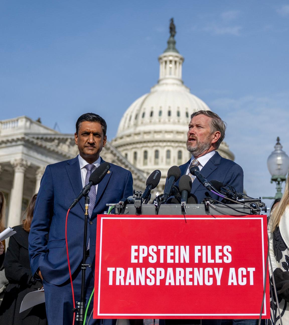 Archiv: Der US-Republikaner Thomas Massie (M.) und der Demokrat Ro Khanna (l.) während einer Pressekonferenz zum "Epstein Files Transparency Act" vor dem US-Kapitol in Washington. 