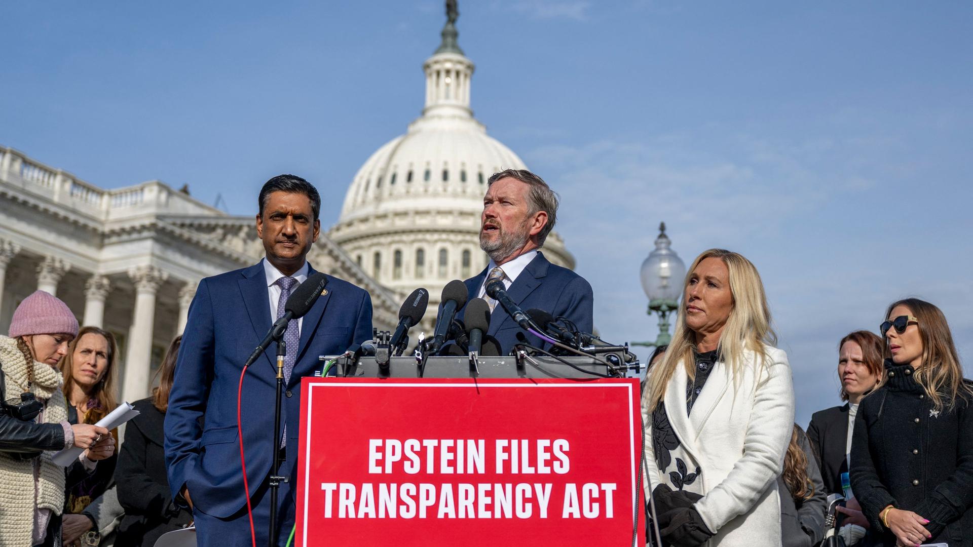 Archiv: Der US-Republikaner Thomas Massie (M.) und der Demokrat Ro Khanna (l.) während einer Pressekonferenz zum "Epstein Files Transparency Act" vor dem US-Kapitol in Washington. 