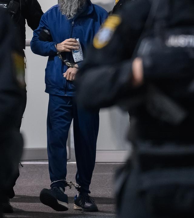 Prozess um Anschlag von Magdeburg: Justizbeamte mit dem Angeklagten