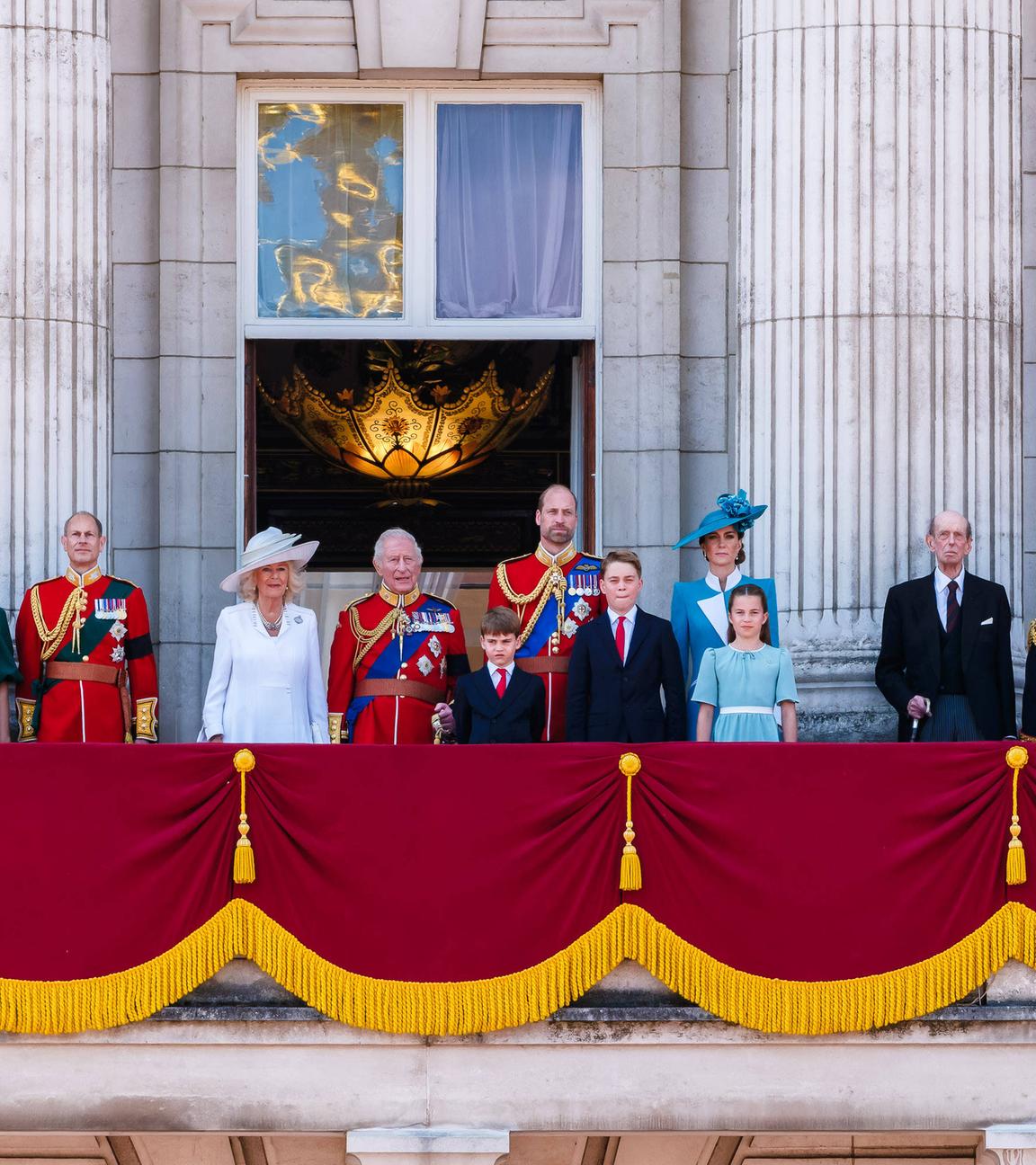 Mitglieder des britischen Königshauses auf dem Balkon des Buckingham-Palst. Alle sind festlich gekleidet