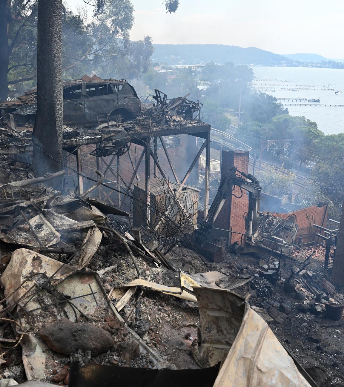 Bushfire ravages more than 100 hectares in NSW Central Coast region