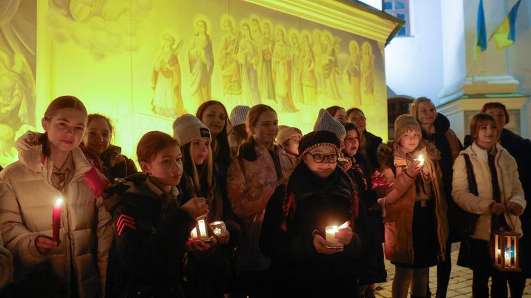 Ukrainian scouts bring Flame of Bethlehem to Kyiv