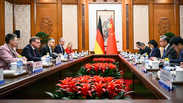 Außenminister Wadephul besucht mit einer Delegation China