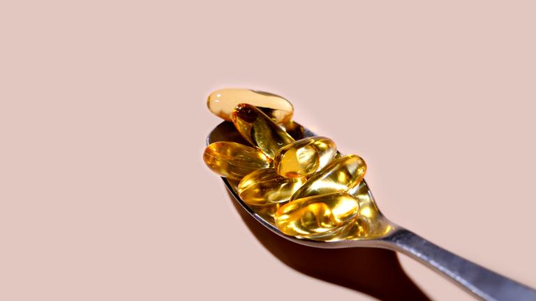 Löffel mit Fischöl-Kapseln