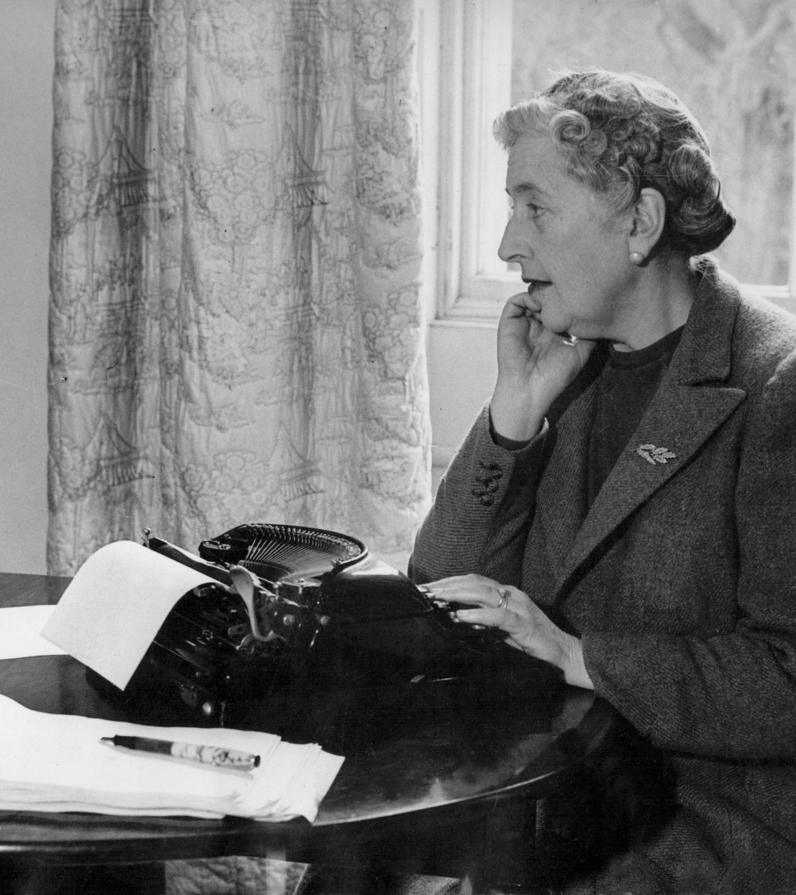 Agatha Christie - an ihrer Schreibmaschine 1946