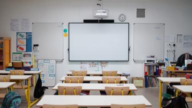 Leerer Klassenraum