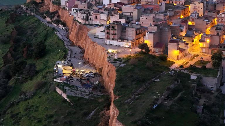 Unwetter in Süditalien: Massenevakuierung nach Erdrutsch im Dorf Niscemi