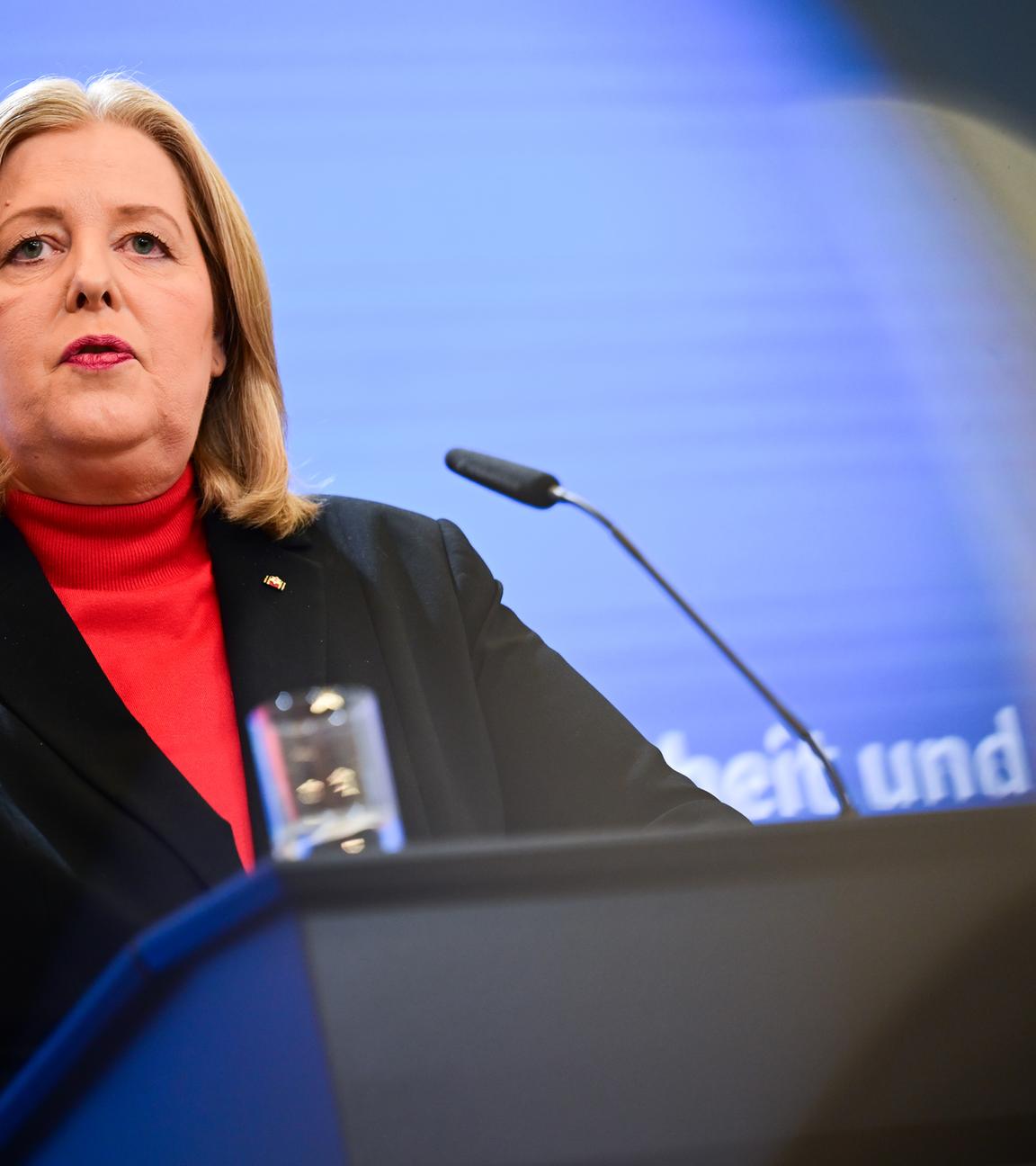 Übergabe Bericht der Kommission zur Sozialstaatsreform