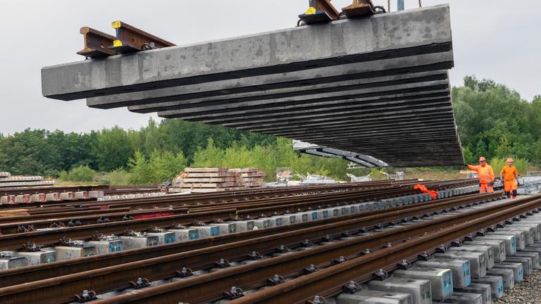 Baumaterial-Lager für Ausbau der Bahnstrecke Berlin - Hamburg