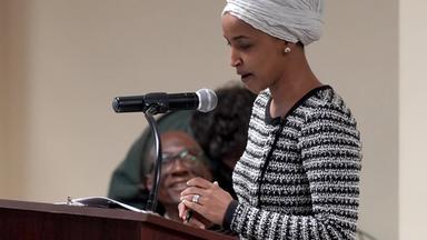 Mann besprüht Ilhan Omar mit Flüssigkeit