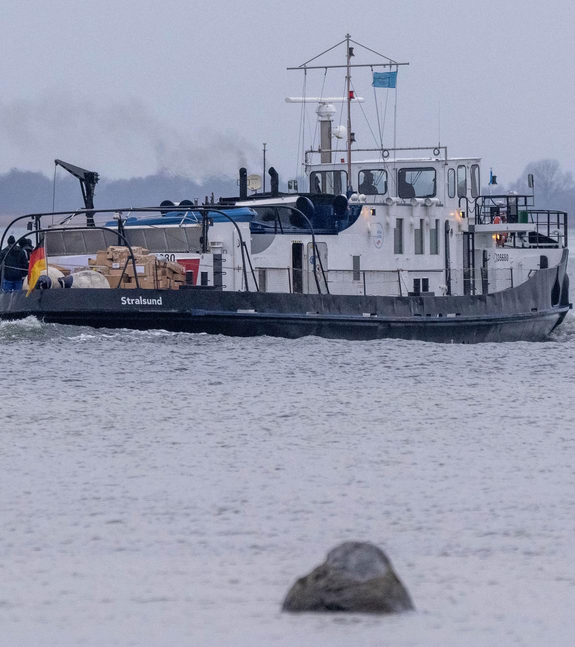 Fähre hat Eisschaden  Eisbrecher versorgt Hiddensee