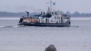 Fähre hat Eisschaden  Eisbrecher versorgt Hiddensee