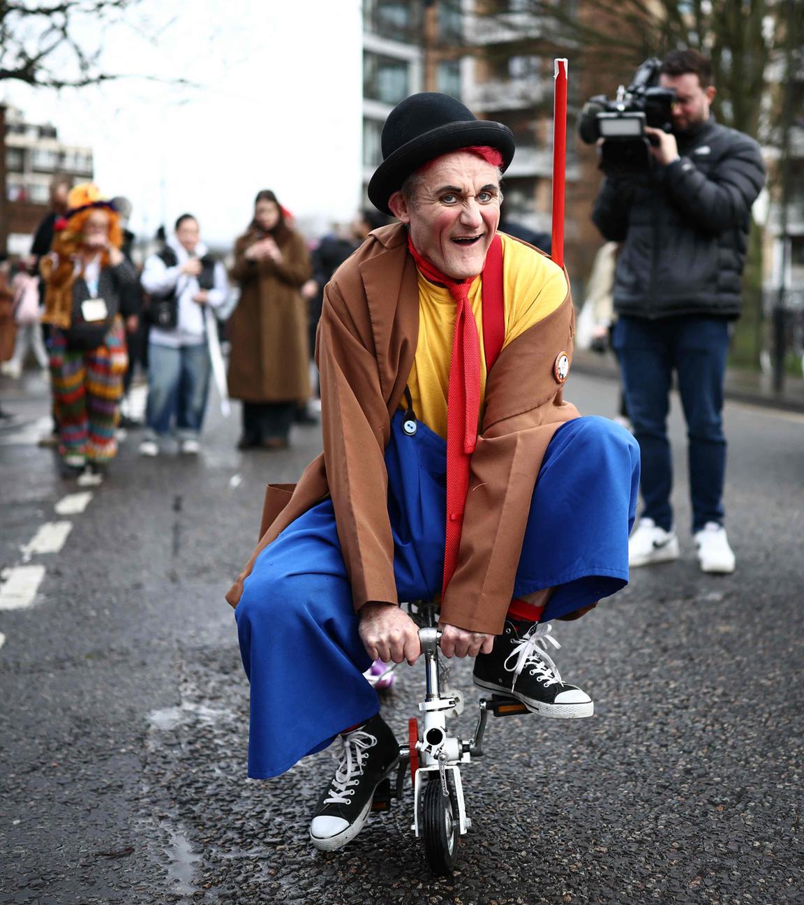 BRITAIN-ENTERTAINMENT-CLOWNS-OFFBEAT