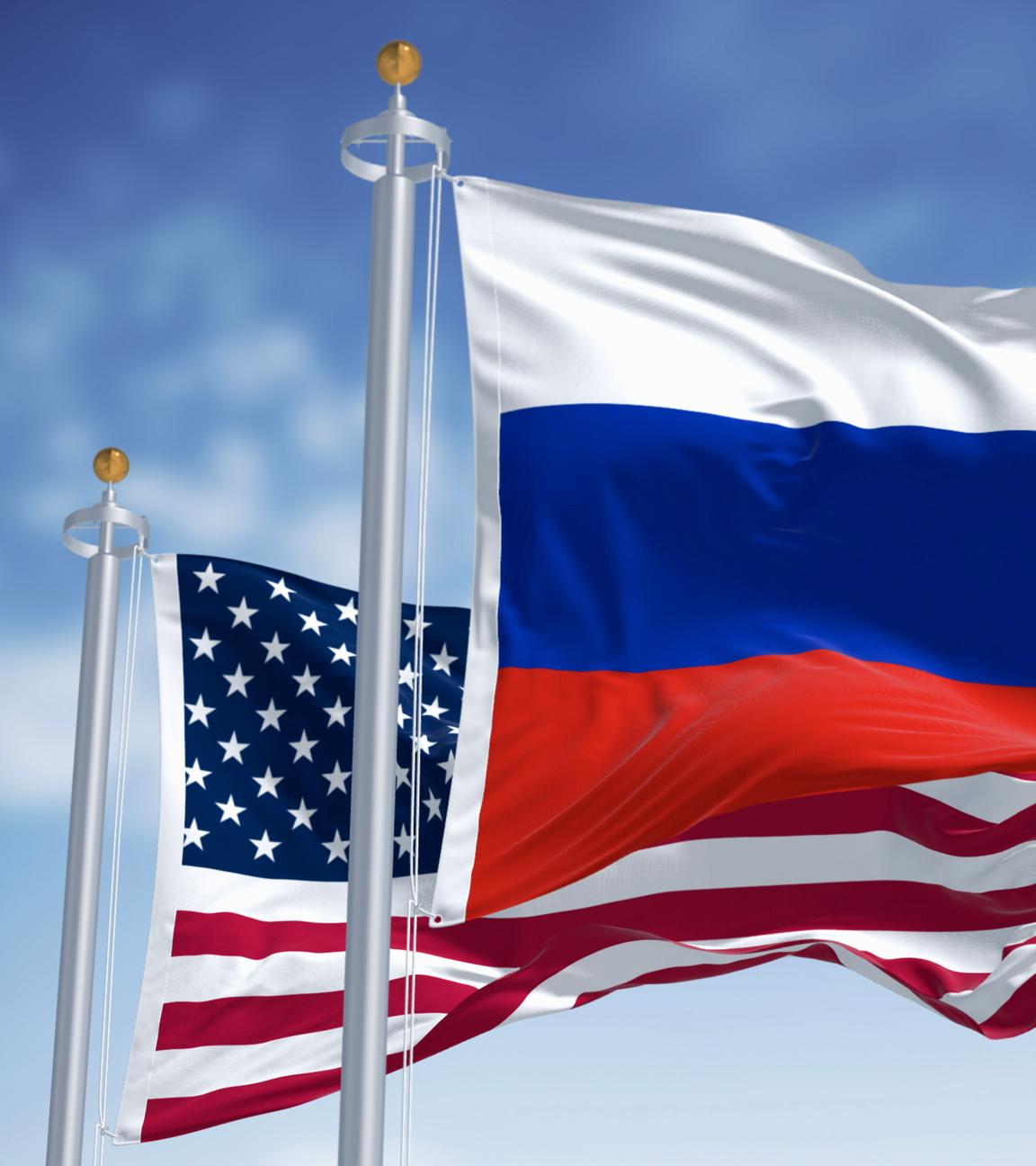 Russische und amerikanische Flaggen wehen Seite an Seite im Wind. 3D-Rendering - Bildmontage