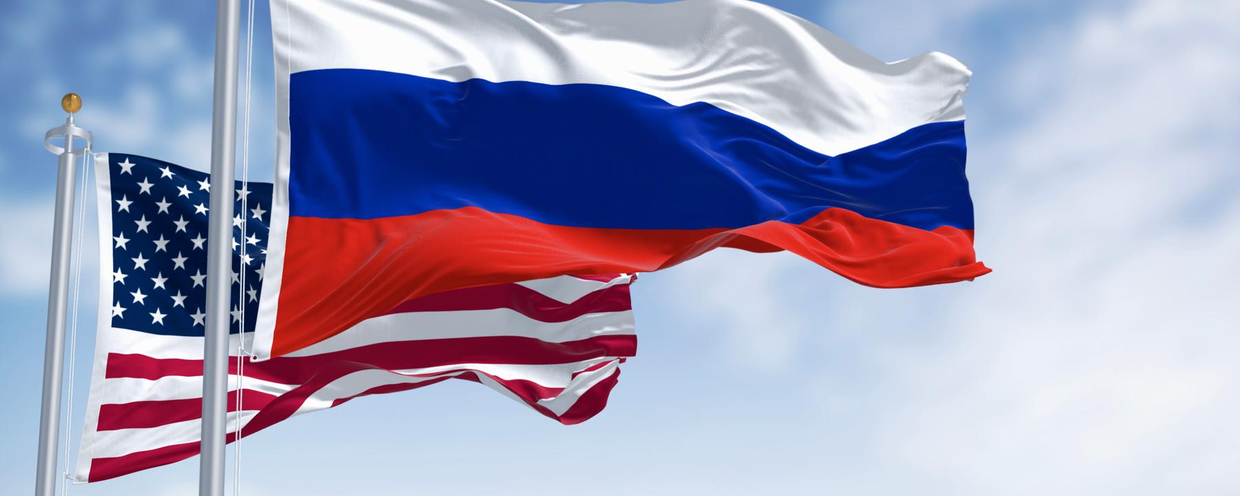 Russische und amerikanische Flaggen wehen Seite an Seite im Wind. 3D-Rendering - Bildmontage