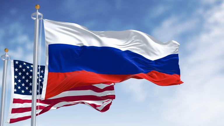 Russische und amerikanische Flaggen wehen Seite an Seite im Wind. 3D-Rendering - Bildmontage