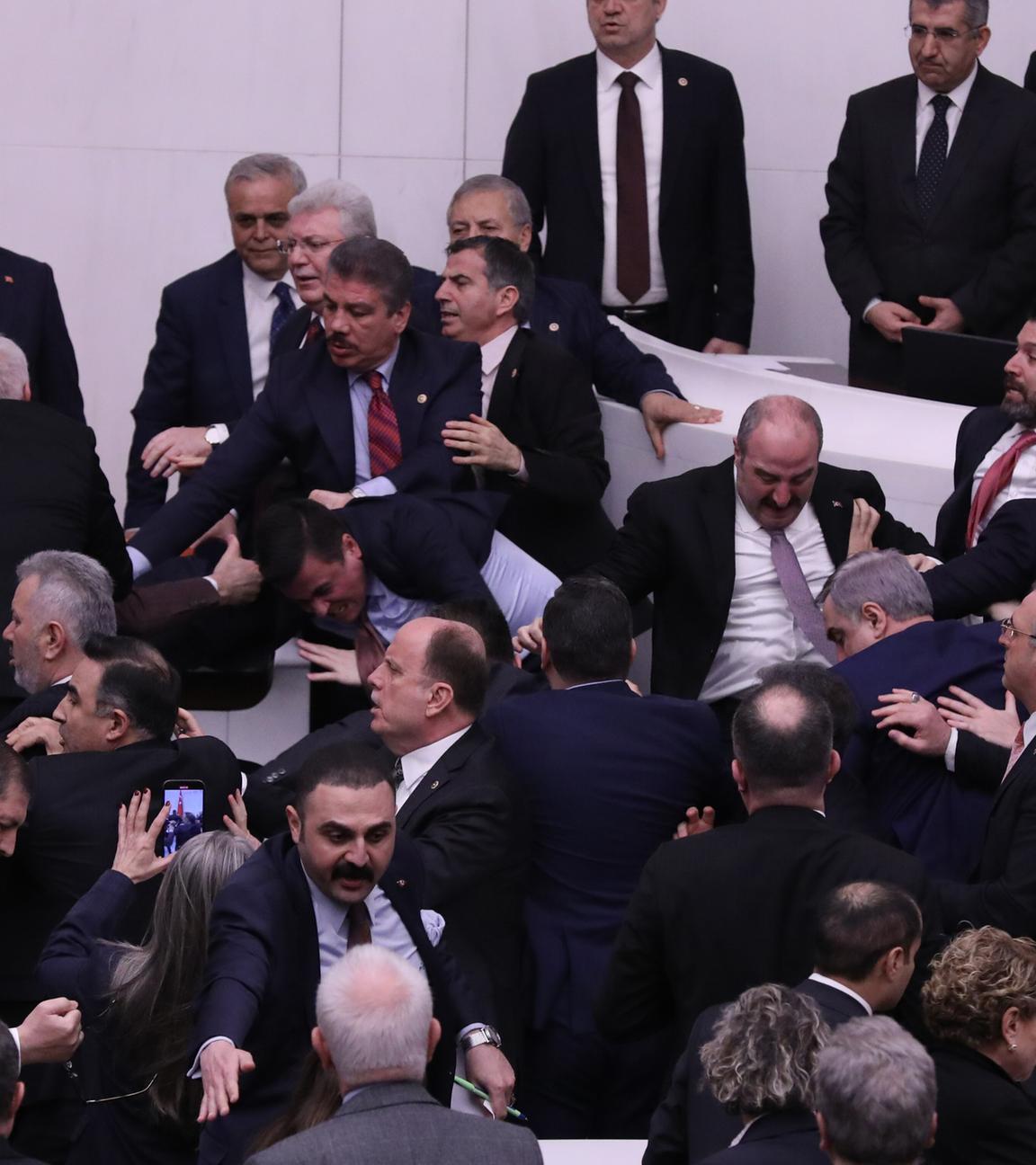 Türkei: Schlägerei im Parlament vor Ministervereidigung