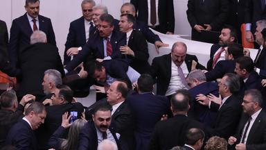 Fliegende Fäuste im türkischen Parlament