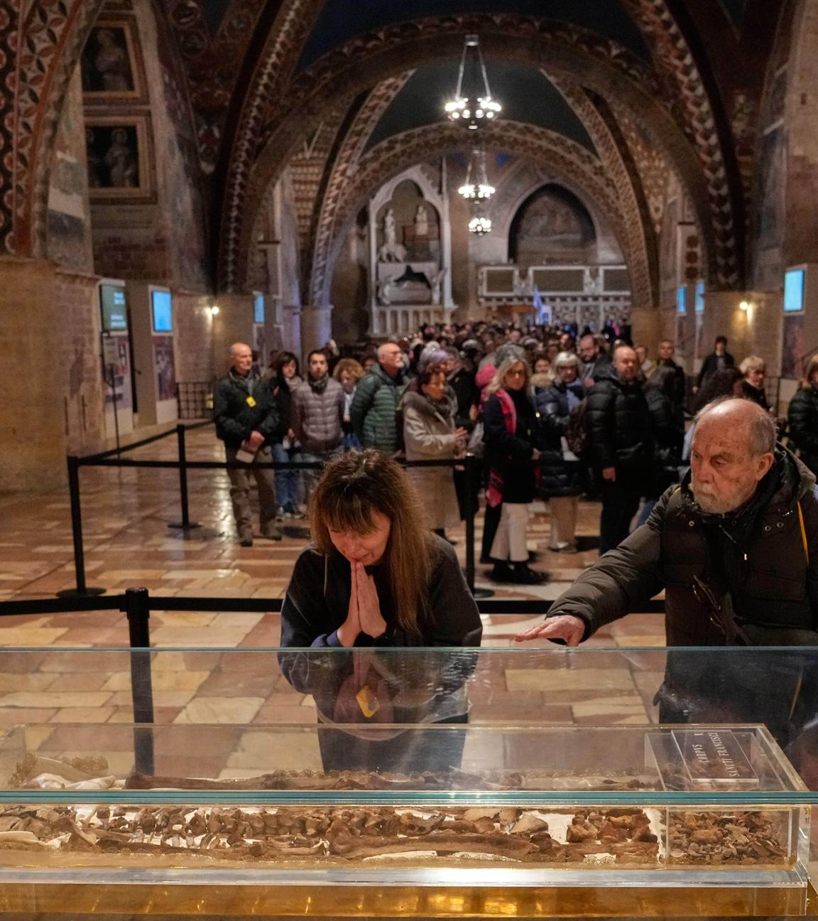 Assisi zeigt erstmals Gebeine des Heiligen Franziskus