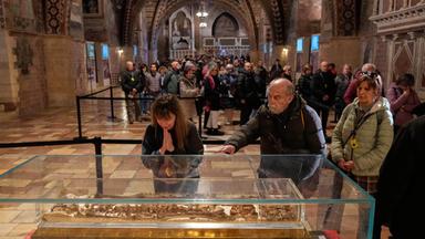 Assisi zeigt erstmals Gebeine des Heiligen Franziskus