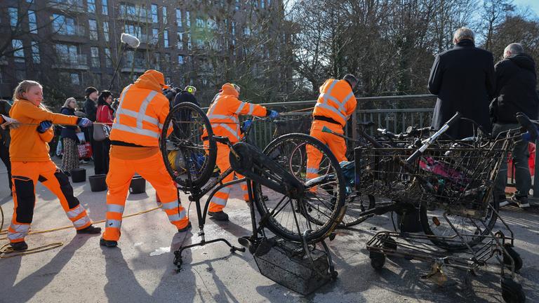 Müll-Tauchaktion im Isebekkanal