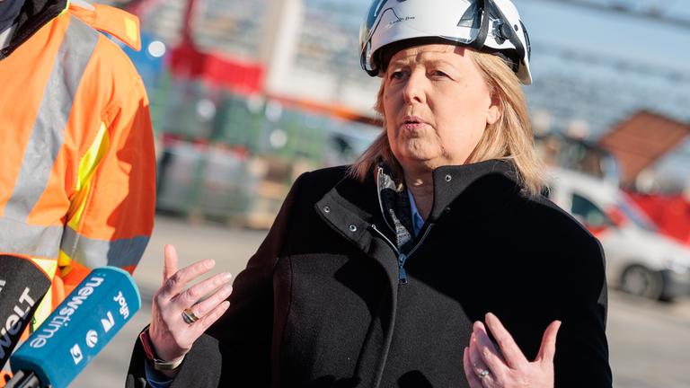 Bundesarbeitsministerin Bas besichtigt Elektrobus-Betriebshof