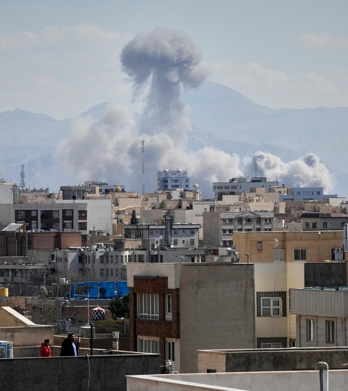 Nach einem Angriff in Teheran steigt eine Rauchwolke auf