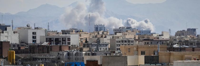 Nach einem Angriff in Teheran steigt eine Rauchwolke auf