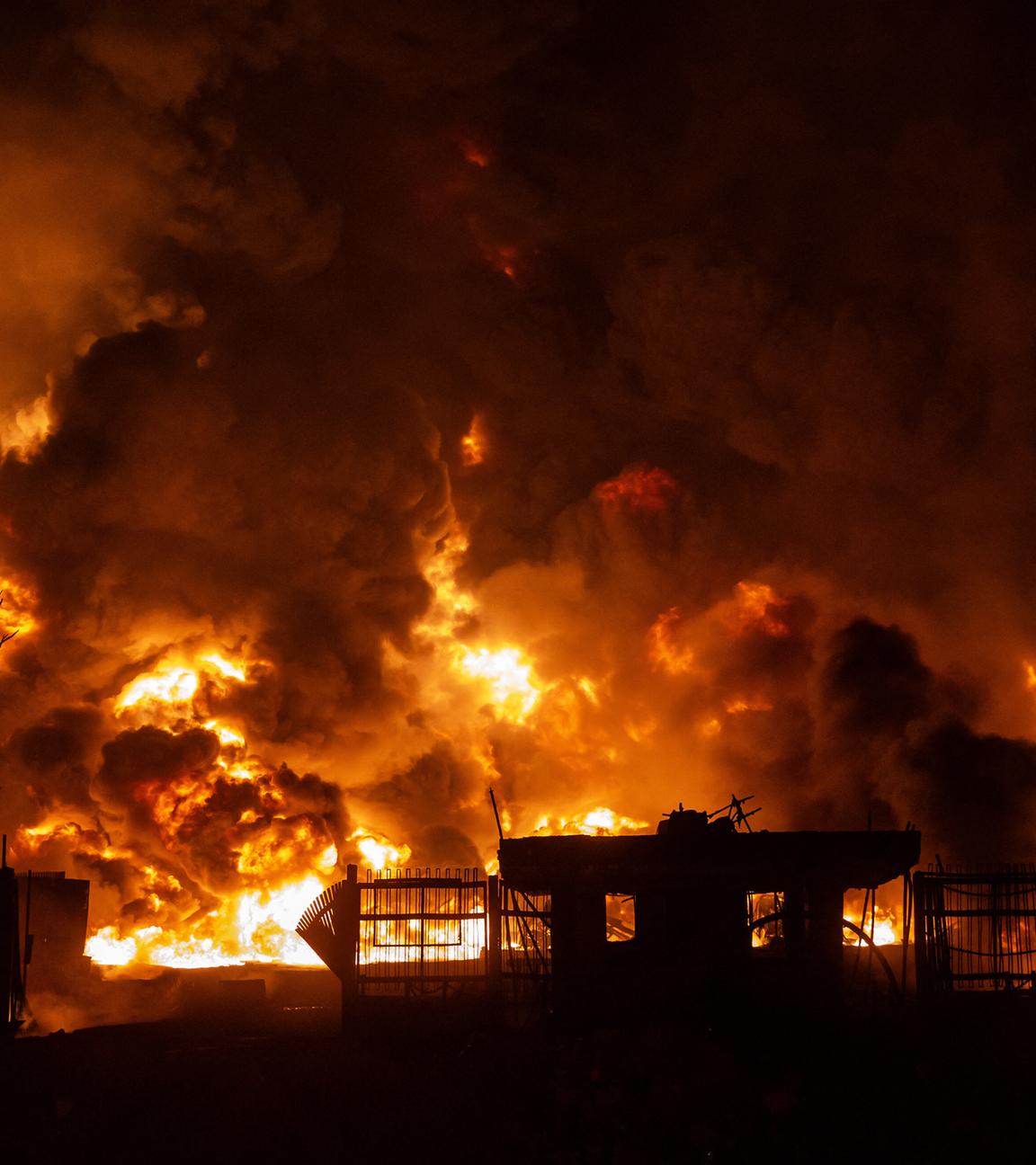 Luftangriff auf ein Öllager bei Teheran