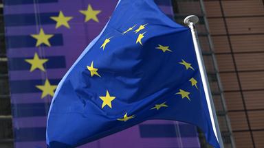 EU-Flagge vor EU-Kommission