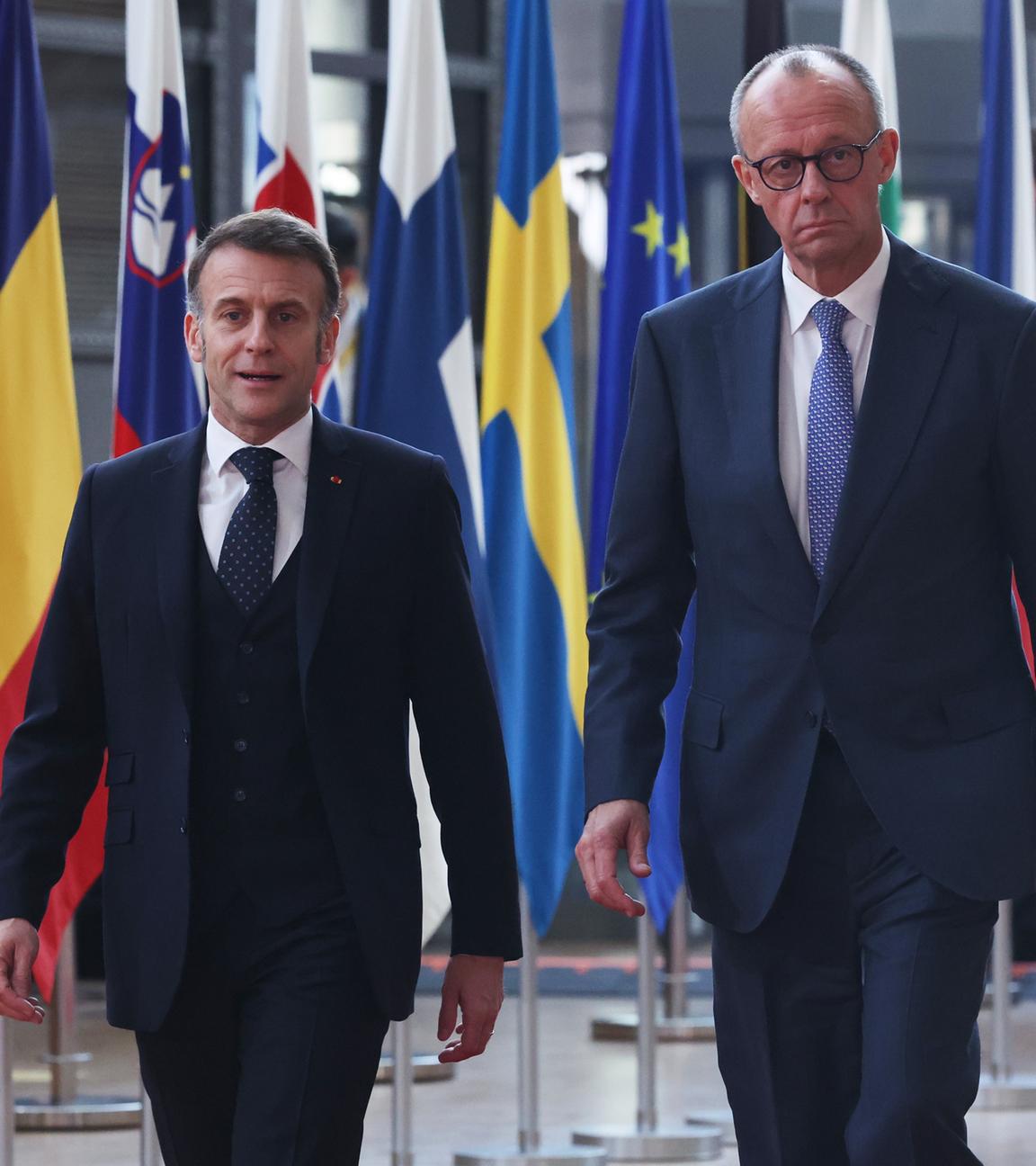 Der deutsche Bundeskanzler Friedrich Merz  und der französische Präsident Emmanuel Macron, laufen neben Flaggen der Europäischen Staaten vorbei
