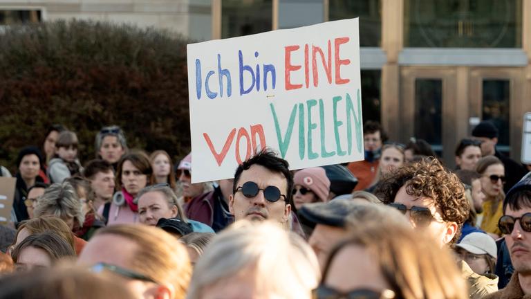 Demo gegen sexualisierte digitale Gewalt vor dem Brandenburger Tor in Berlin