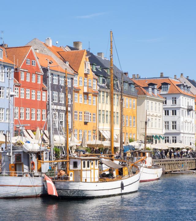 Kopenhagen, Dänemark ? 3. Juni 2025: Bunte Häuser und die berühmte Promenade entlang des historischen Kais von Nyhavn