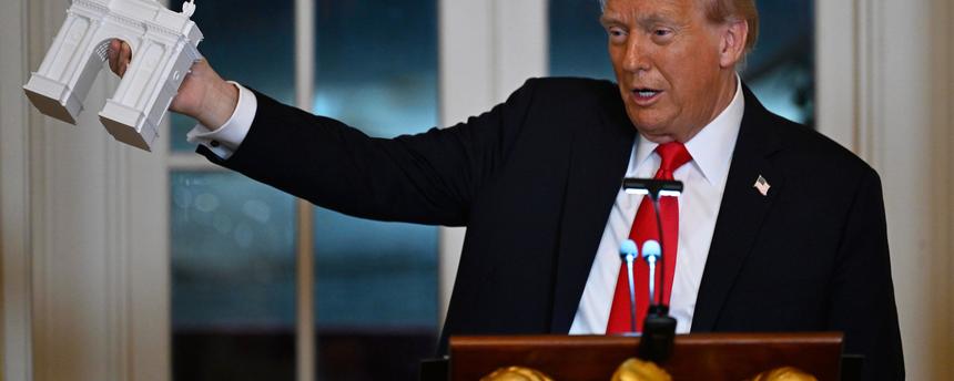 US-Präsident Trump präsentiert Modell eines Triumphbogens