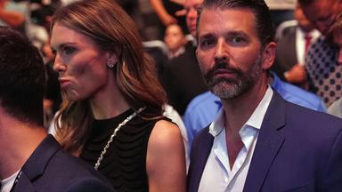 Donald Trump Jr. und Bettina Anderson sitzen im Kaseya Center in Miami.