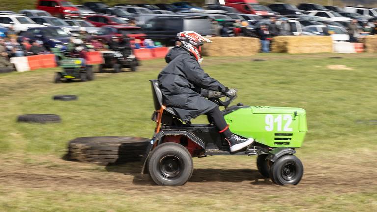 Rasenmäher-Rennen "Mower Mayhem" in Devon