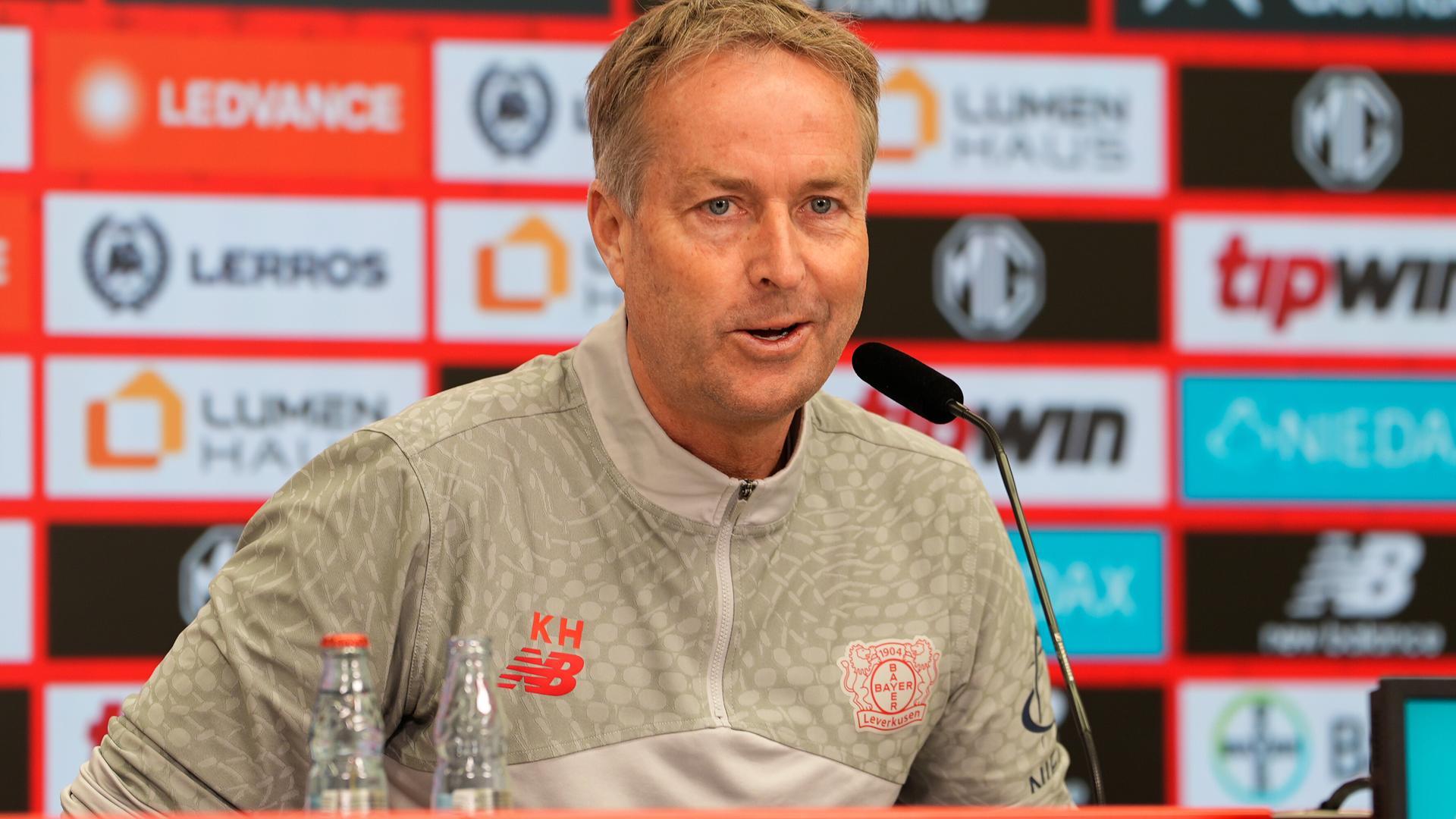 Cheftrainer Kasper Hjulmand von Bayer Leverkusen spricht auf einer Pressekonferenz.