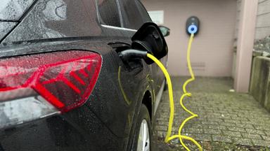E-Auto lädt