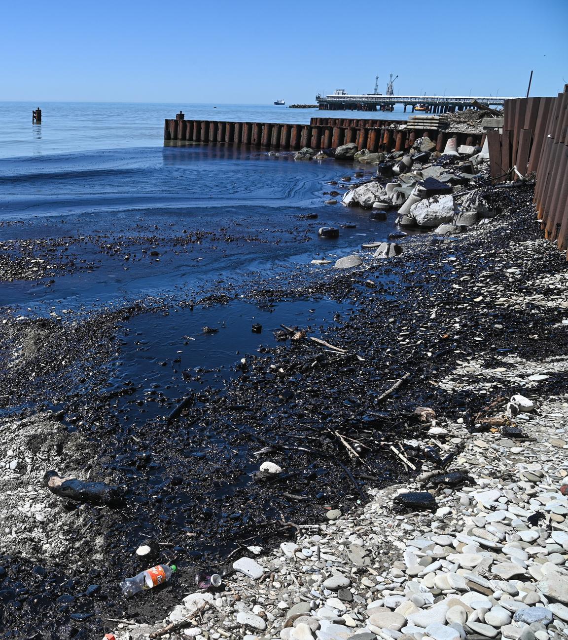Ölteppich im  Schwarzen Meer: Reinigungsarbeiten am Strand von Tuapse