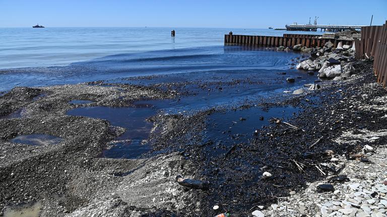 Ölteppich im  Schwarzen Meer: Reinigungsarbeiten am Strand von Tuapse