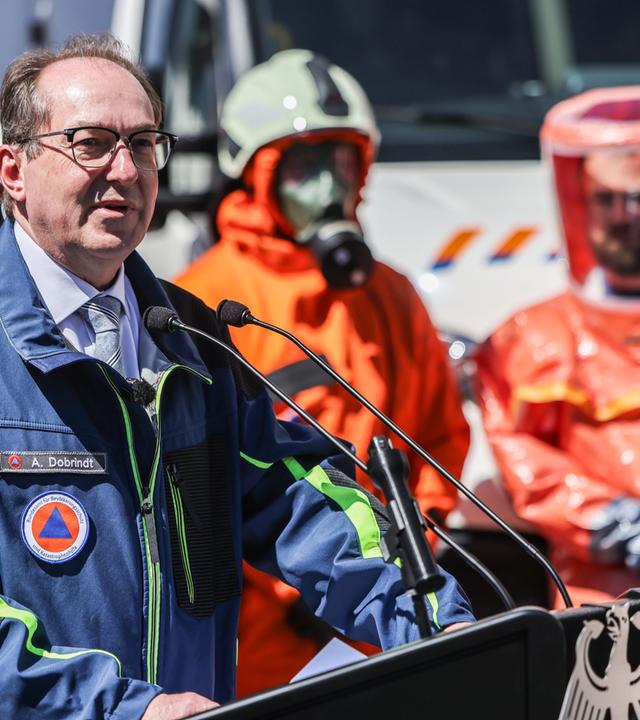 Bundesinnenminister Dobrindt besucht Zivilschutz-Behörden