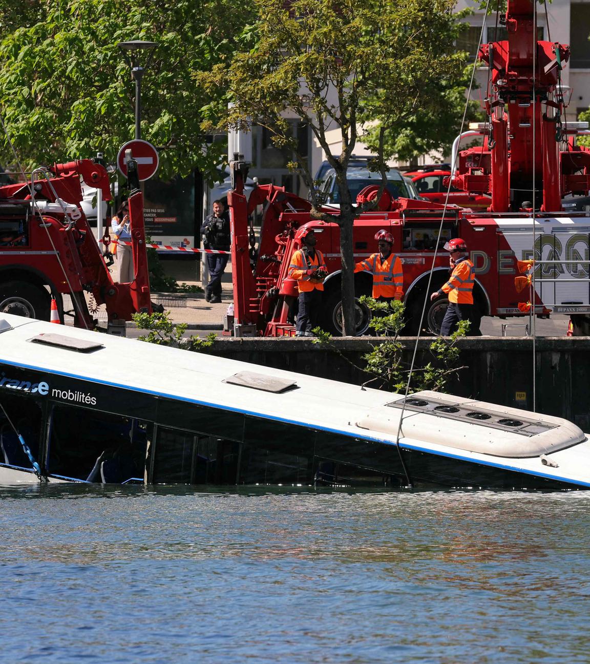 FRANEin Bus in der Seine