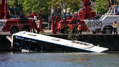 Bus im Fluss: Fahrschülerin verliert Kontrolle