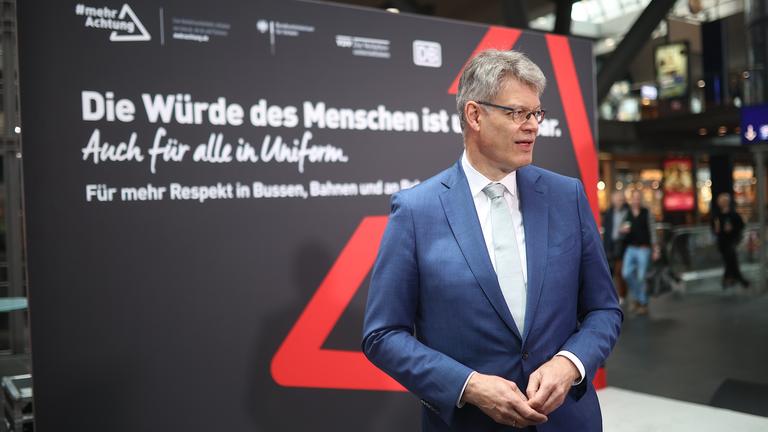 Vorstellung der Kampagne der Deutschen Bahn für mehr Respekt in Bussen, Bahnen und Bahnhöfen am Berliner Hauptbahnhof
