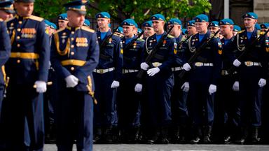 Russische Soldaten stehen in einer Formation vor der Militärparade zum Tag des Sieges in Moskau