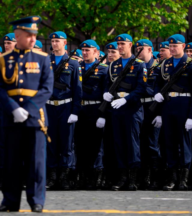 Russische Soldaten stehen in einer Formation vor der Militärparade zum Tag des Sieges in Moskau