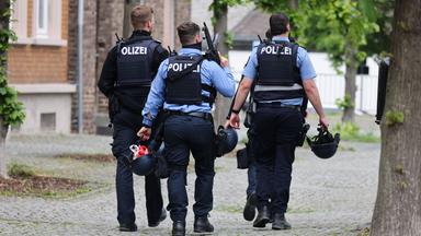 Die Polizei riegelt Bank bei Geiselnahme in Sinzig ab