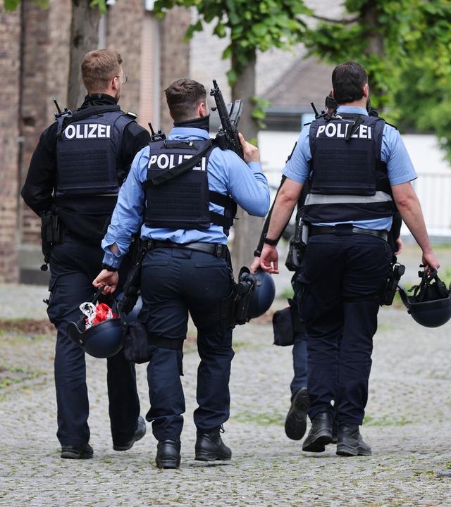 Die Polizei riegelt Bank bei Geiselnahme in Sinzig ab