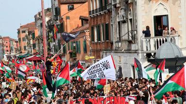 Demonstration gegen die Teilnahme des israelischen und des russischen Pavillons an der Biennale von Venedig