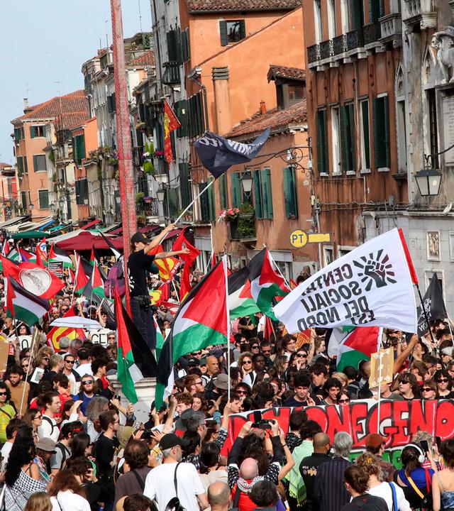 Demonstration gegen die Teilnahme des israelischen und des russischen Pavillons an der Biennale von Venedig